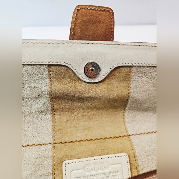 Coach Hampton Leather Beige White Wristlet Clutch Buckle Logo Charm 6694 - Picture 11 of 11